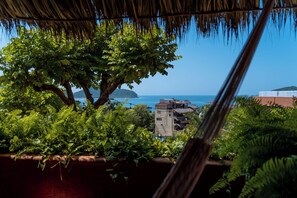 Habitación de diseño, vistas a la bahía | Vistas al mar