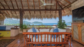 Habitación exclusiva, 1 cama King size, vista a la bahía | Vista a la playa o el mar