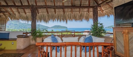 Exklusivt rum - 1 kingsize-sÀng - utsikt mot havsviken | Utsikt mot havet/stranden
