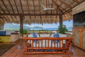 独特客房, 1 张特大床, 海湾景观 | 高档床上用品、Select Comfort 床、迷你吧、客房内保险箱