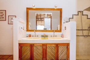 Habitación exclusiva, 1 cama de matrimonio grande, vistas a la bahía | Baño | Secador de pelo, toallas, jabón y champú