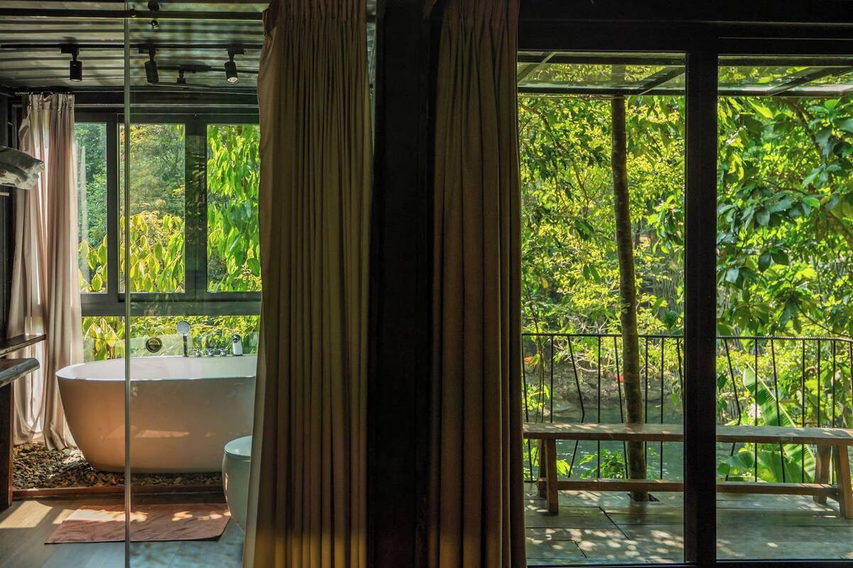 Bungalow Classique, vue lac | Salle de bain | Douche, sĂšche-cheveux, chaussons, serviettes fournies