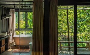 Bungalow – classic, utsikt mot innsjø | Bad | Dusj, hårføner, tøfler og håndklær