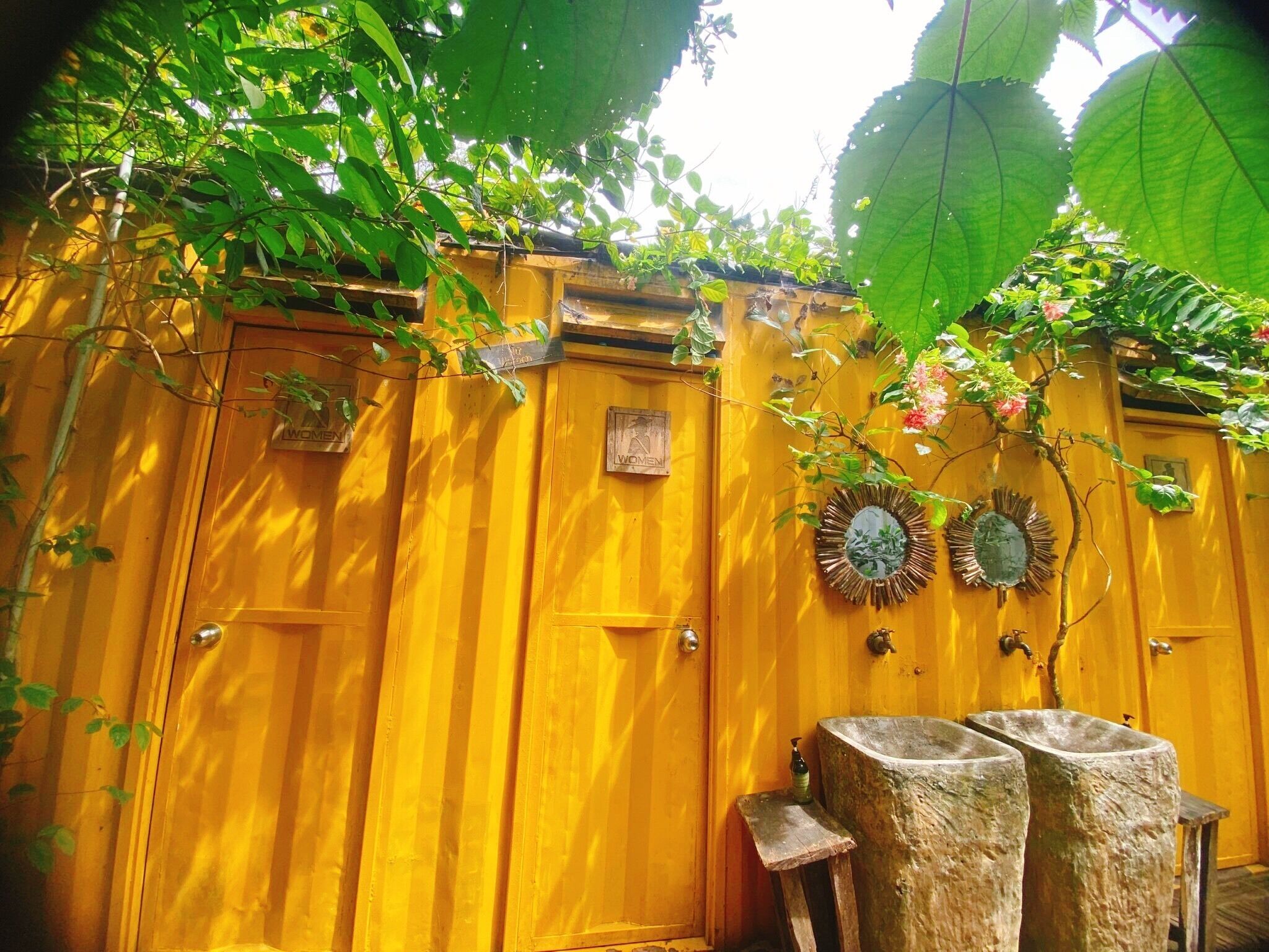 淋浴设施、吹风机、拖鞋、毛巾