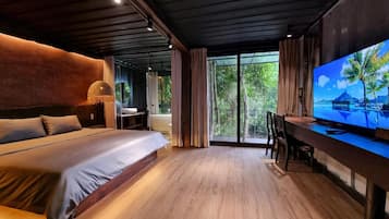 Un dormitorio moderno con una cama grande, un escritorio y un televisor.