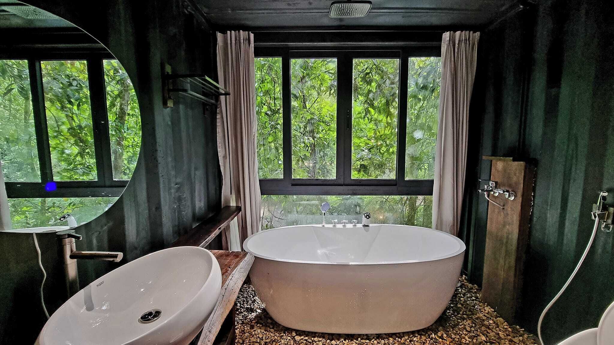 Bungalow clásico, vistas al lago | Baño | Ducha, secador de pelo, zapatillas y toallas