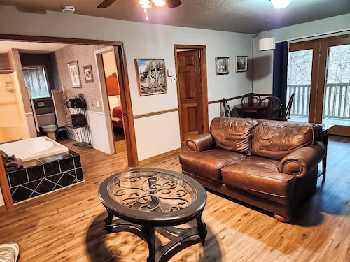 RT 62 Motor Resort Honeymoon Cabin w/Jacuzzi