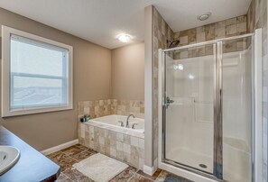 Douche, baignoire à remous, séchoir à cheveux, serviettes fournies