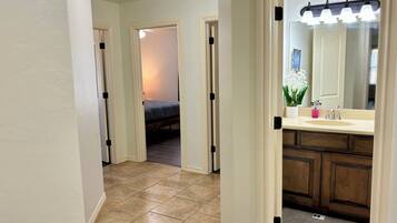 4 bedrooms, iron/ironing board, free WiFi, bed sheets