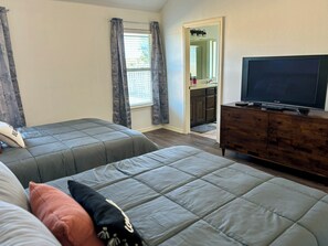 4 bedrooms, iron/ironing board, free WiFi, bed sheets - Beautiful Cozy Edmond Home - 4bed 2bath (Edmond)