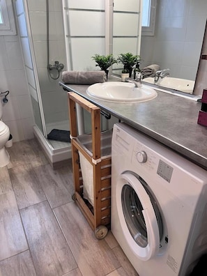 Family Apartment | Bathroom - Feel Welcome Barcelona Beach Apartment (Castelldefels)