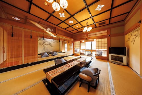 Traditional Suite | Desk, laptop workspace, free WiFi, bed sheets