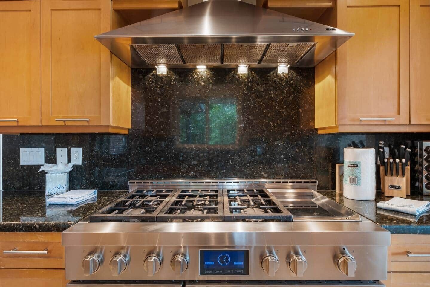 冷蔵庫、電子レンジ、オーブン、コンロ