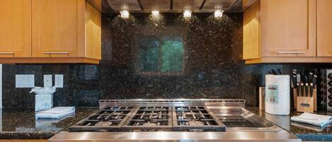 Microondas, horno, placa de cocina y lavavajillas