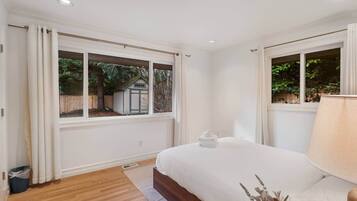 3 bedrooms, desk, iron/ironing board, free WiFi