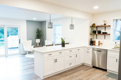 Spacious 5-bedroom house with WiFi, AC in welcoming Paradise