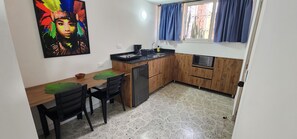 冰箱、微波炉、茶具/咖啡用具、厨具/餐具