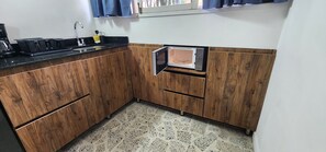 Refrigerador, microondas, cafetera y tetera y utensilios de cocina 