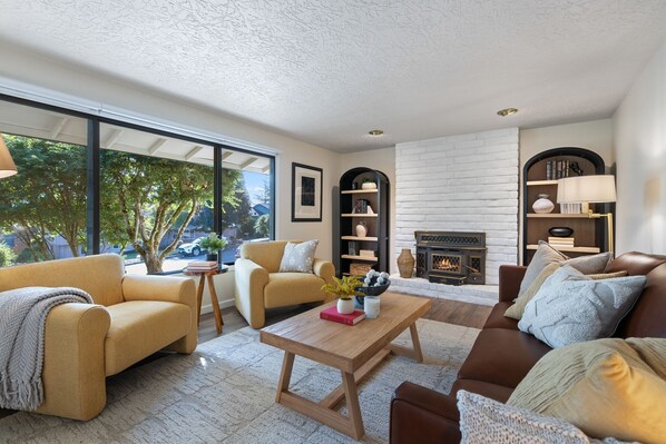 Smart TV - Professionally designed & furnished 4-bedroom house in Mt Vista, Ridgefield (Ridgefield)