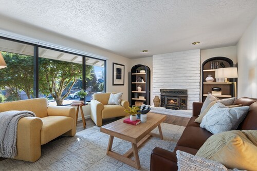 Professionally designed & furnished 4-bedroom house in Mt Vista, Ridgefield