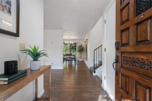 Interior - Professionally designed & furnished 4-bedroom house in Mt Vista, Ridgefield (Ridgefield)