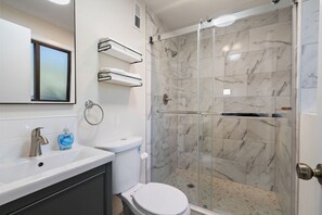 Shower, hair dryer, towels, soap - Professionally designed & furnished 4-bedroom house in Mt Vista, Ridgefield (Ridgefield)