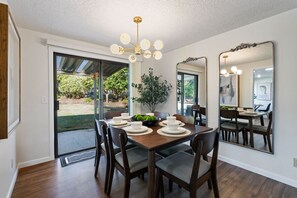 Dining - Professionally designed & furnished 4-bedroom house in Mt Vista, Ridgefield (Ridgefield)