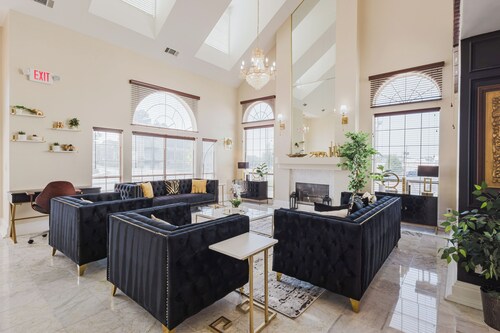 Spacious 4bed Lux 
 Home+GameRoom+LakeVw+Near Trilith Studio & Atlanta Airport.