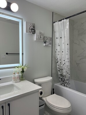 Handdukar, tvål, schampo och toalettpapper