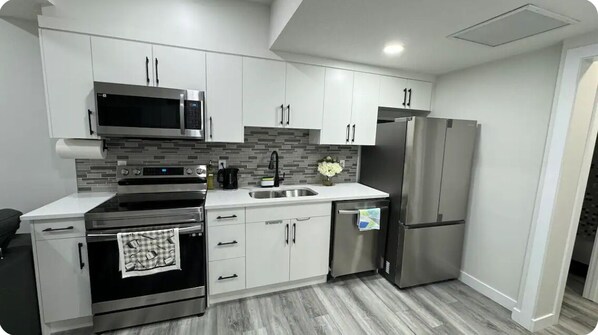 Réfrigérateur, micro-ondes, four, plaque de cuisson