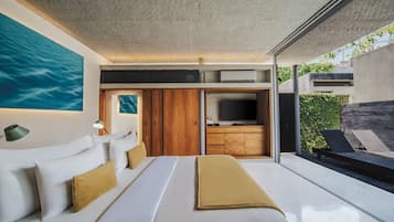 Un dormitorio moderno con una cama grande, un televisor y vistas al exterior.