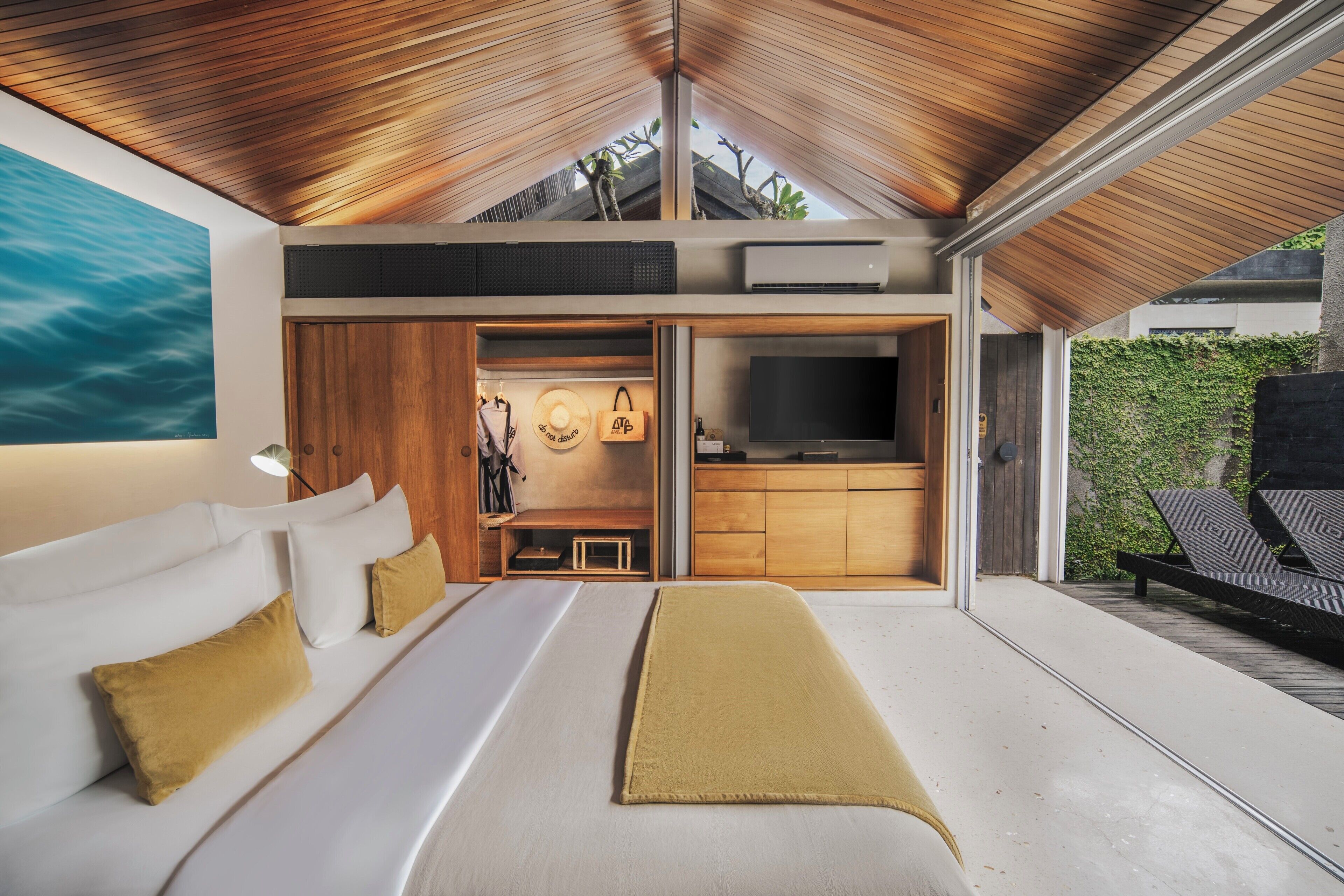 Hypo-allergenic bedding, minibar, in-room safe, free WiFi