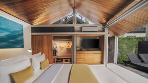 Une chambre moderne avec un lit, une télévision et un plafond en bois.