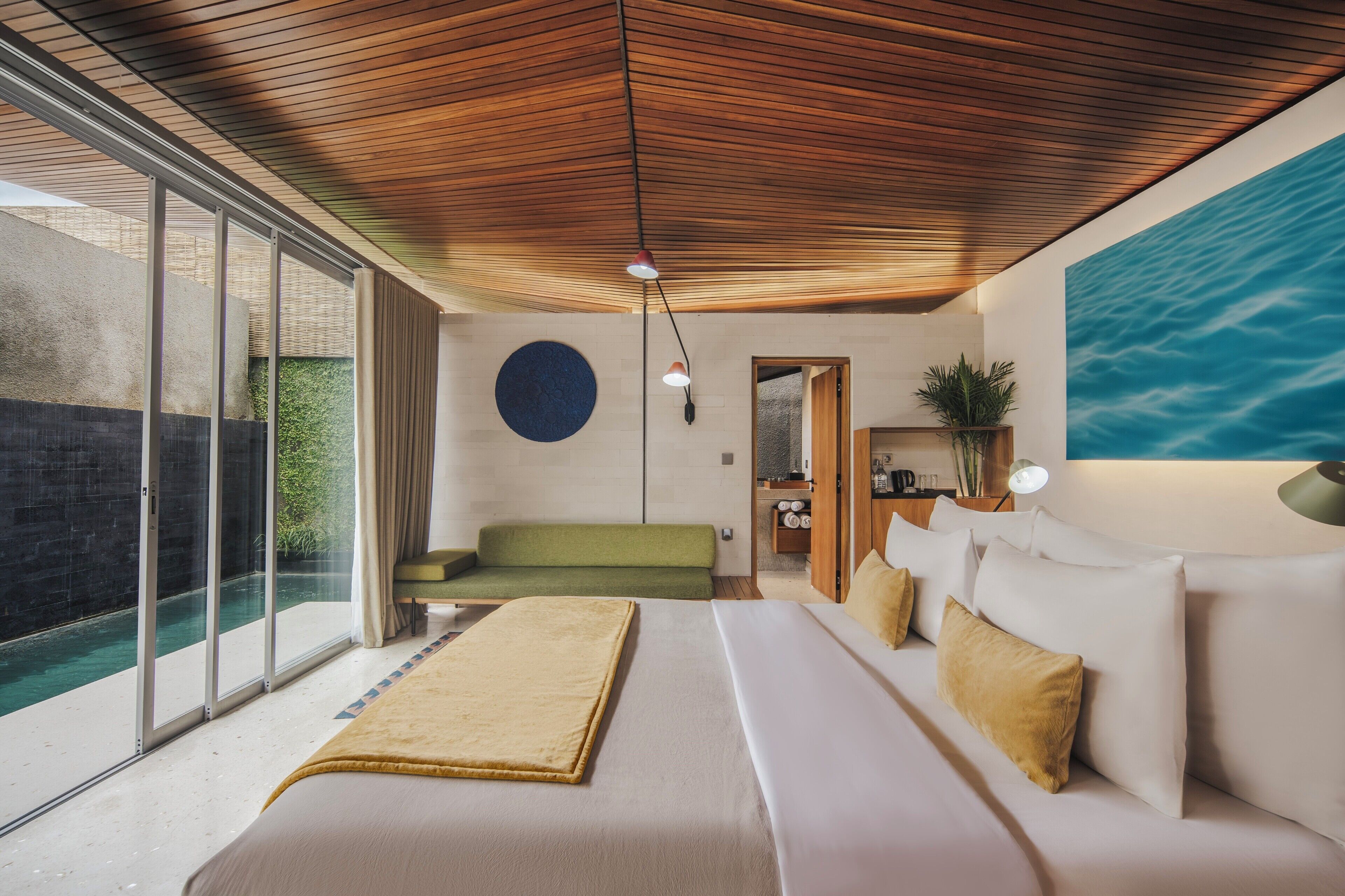 Hypo-allergenic bedding, minibar, in-room safe, free WiFi