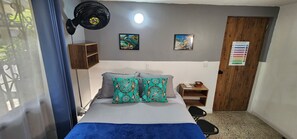 1 chambre, bureau, fer et planche à repasser, Wi-Fi gratuit