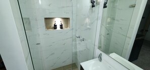 Chuveiro, secador de cabelo, toalhas de banho, sabonete