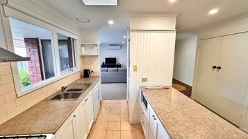 Jääkaappi, mikroaaltouuni, uuni, liesi