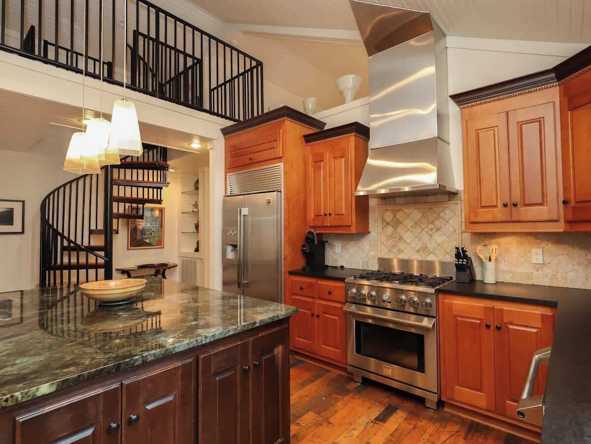 Kylskåp, mikrovågsugn, ugn och spishäll