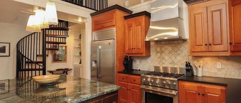 Kylskåp, mikrovågsugn, ugn och spishäll