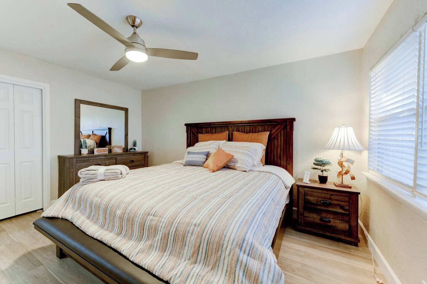 4 bedrooms, desk, iron/ironing board, WiFi