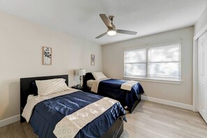 4 habitaciones, escritorio, tabla de planchar con plancha y wifi