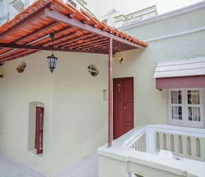 Familie vierpersoonskamer, uitzicht op tuin | Bedden met traagschuimmatrassen, een strijkplank/strijkijzer