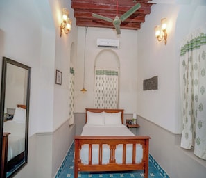 Bedden met traagschuimmatrassen, een strijkplank/strijkijzer