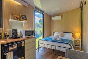 1 bedroom, bed sheets