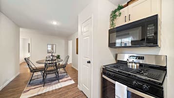 KĂŒhlschrank, Mikrowelle, Ofen, Herdplatte