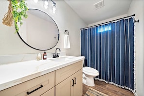 Douche, sèche-cheveux, serviettes fournies