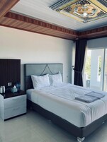 Quarto casal superior | Wi-Fi de cortesia, roupa de cama