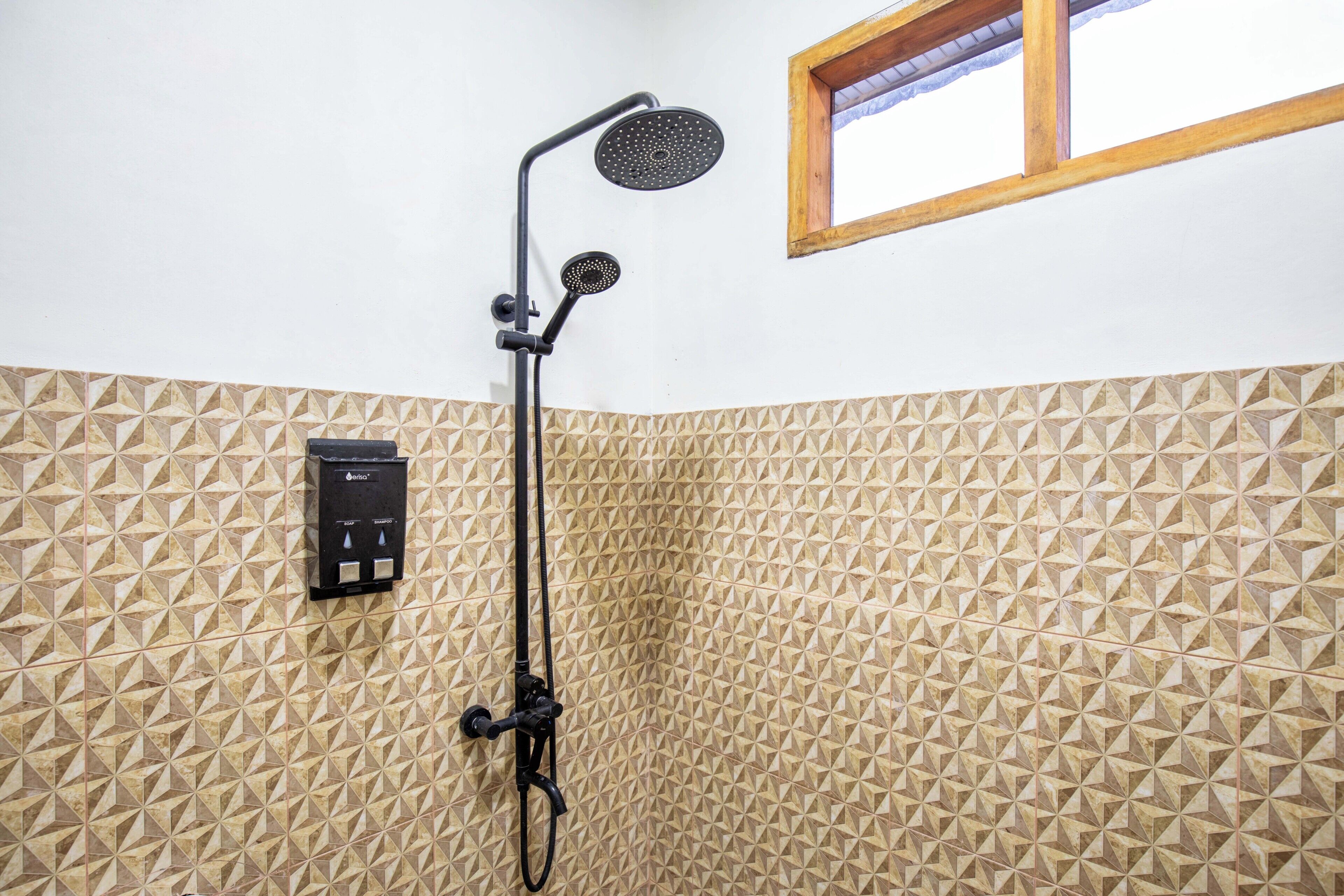 Familiekamer | Badkamer | Een douche, een bidet, handdoeken, toiletpapier