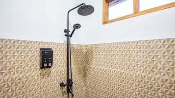 Familiekamer | Badkamer | Een douche, een bidet, handdoeken, toiletpapier