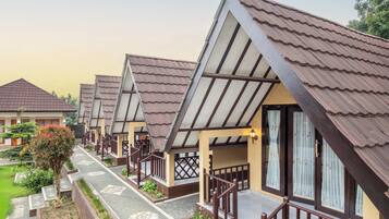 Basic Bungalow | Free WiFi, bed sheets
